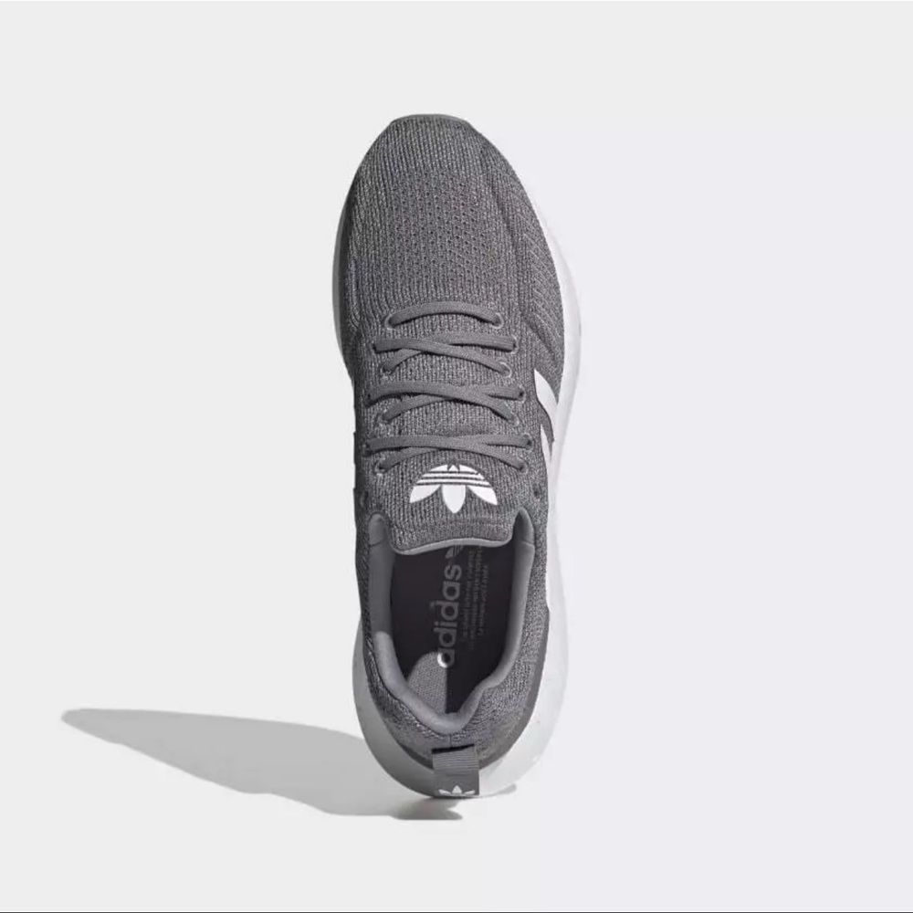 NIB Adidas Men’s Swift Run 22 Cool Grey Shoes Size 9 - Picture 2 of 5